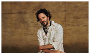 Alex García, director de Cien años de soledad: Nuestras narrativas van más allá del narcotráfico