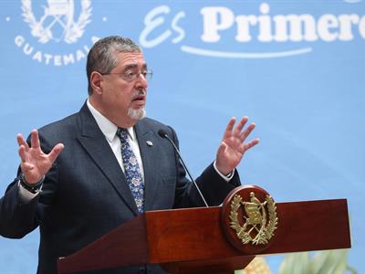 Presidente de Guatemala con infección intestinal