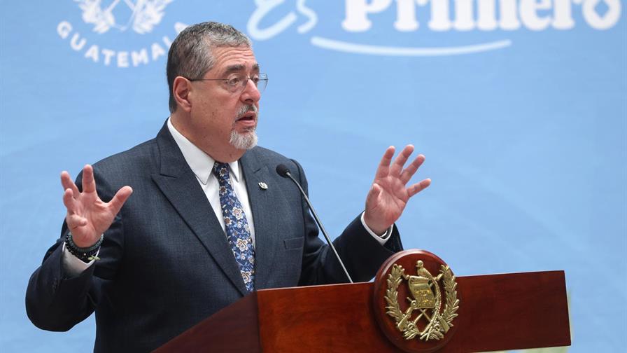 Arévalo de León presenta una querella contra fiscal por intento de retirarle la inmunidad