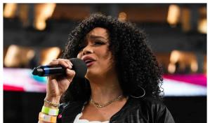 Chelsy Bautista interpreta el Himno Nacional Dominicano en el estadio de los Marlins de Miami