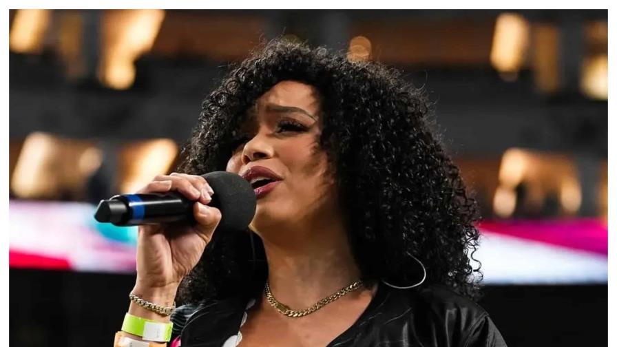 Chelsy Bautista interpreta el Himno Nacional Dominicano en el estadio de los Marlins de Miami