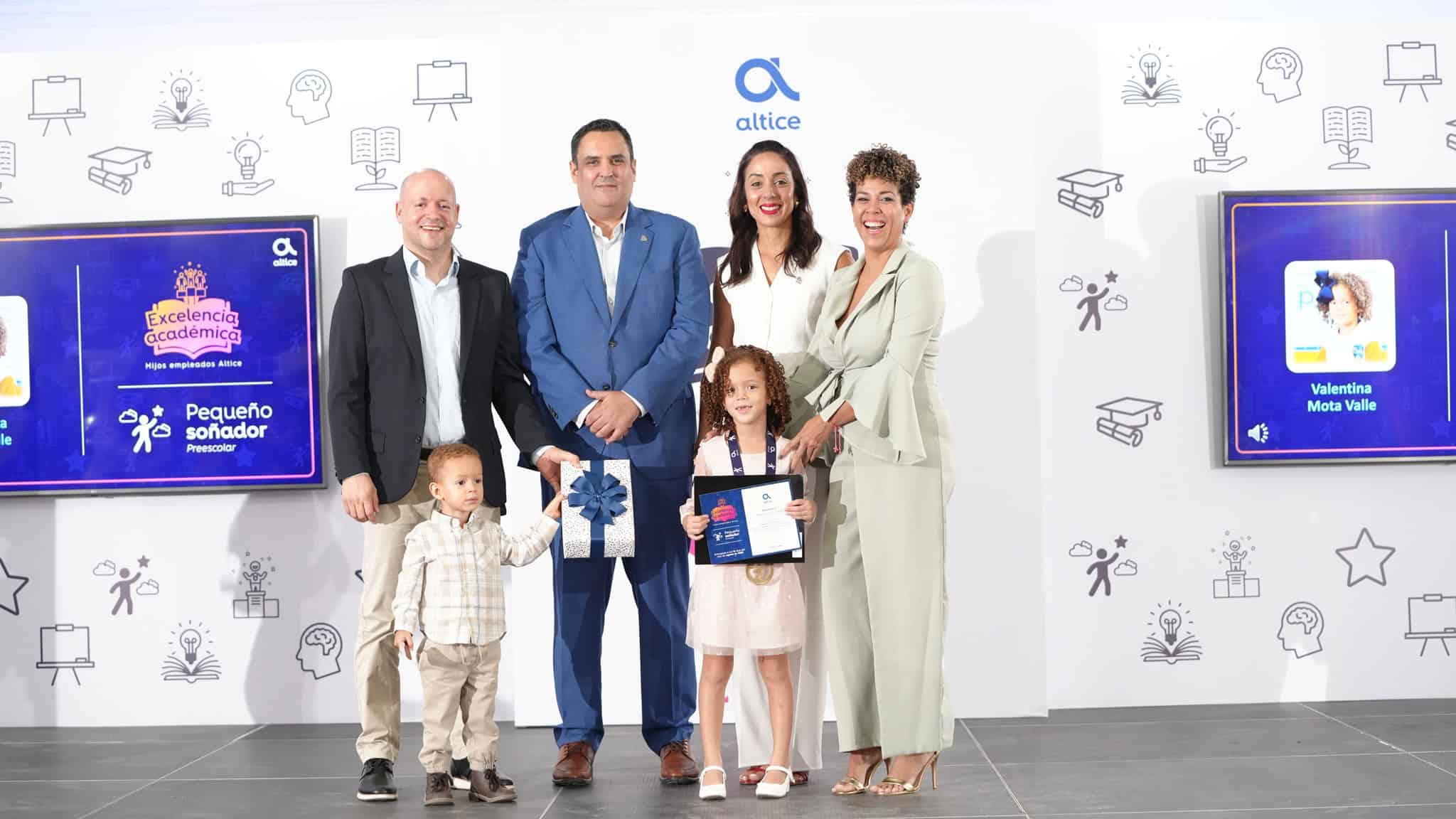 <font dir=auto style=vertical-align: inherit;><font dir=auto style=vertical-align: inherit;>Valentina Mota Valle al recibir su galardón en la categoría Pequeño Soñador.</font></font>
