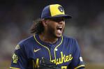 Freddy Peralta va tras una singular hazaña para un dominicano: 20 victorias
