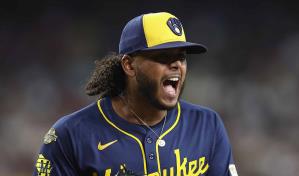 Freddy Peralta va tras una singular hazaña para un dominicano: 20 victorias