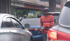 Insistencia, amenazas y estafas: el riesgo de detenerse en los semáforos por los limpiavidrios