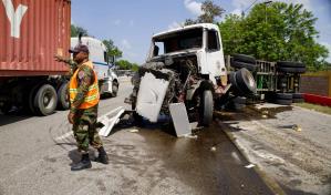 Patana se vuelca en la autopista Duarte, conductor resulta herido