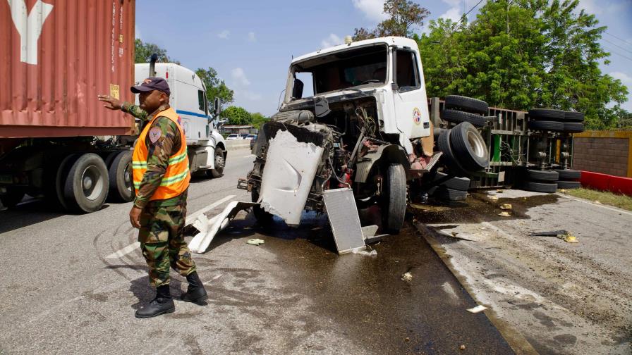 Patana se vuelca en la autopista Duarte, conductor resulta herido Patana se vuelca en la autopista Duarte, conductor resulta herido