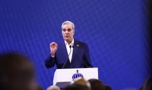 Abinader califica de “excelente” el inicio del año escolar y responde a críticas