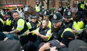 Reino Unido promete acelerar apelaciones de pedidos de asilo en medio de protestas antimigración