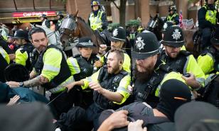 Reino Unido promete acelerar apelaciones de pedidos de asilo en medio de protestas antimigración