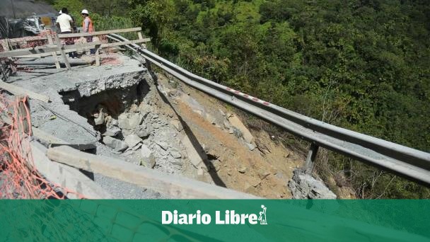 Trabajan en controlar fuga de tierra en carretera Casabito–Constanza