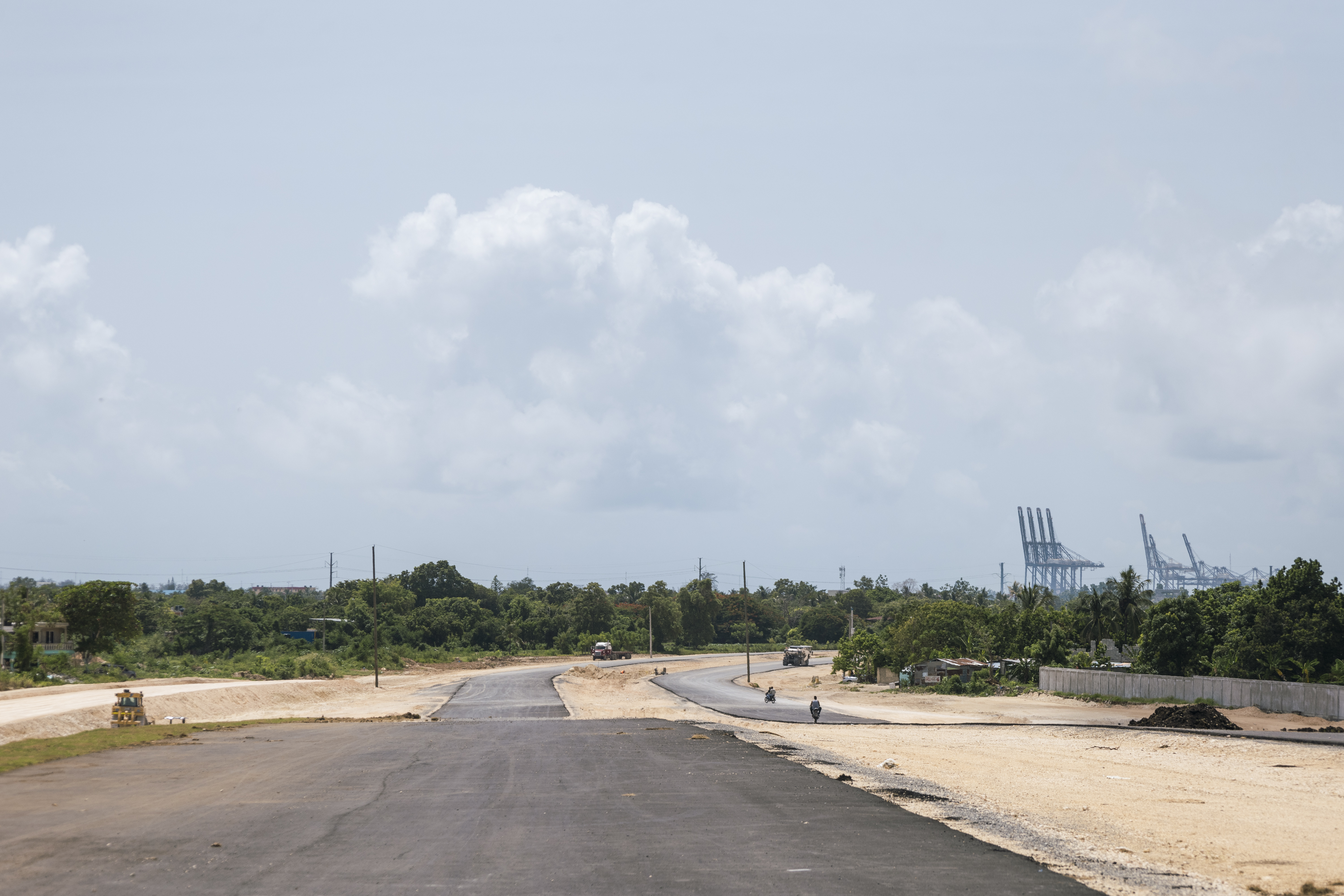 A la avenida Ecológica solo le falta un kilómetro para terminar la conección con la avenida del Puerto Caucedo.