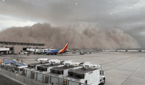 Tormenta de polvo en Arizona deja a miles de personas sin electricidad y cientos de vuelos varados