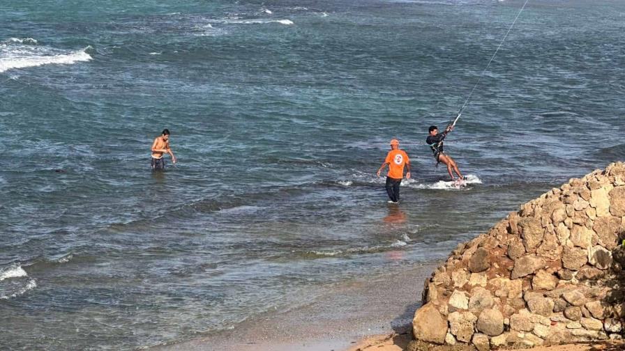 Rescatan a hombre arrastrado por la corriente en playa de Puerto Plata que ten&iacute;a bandera roja