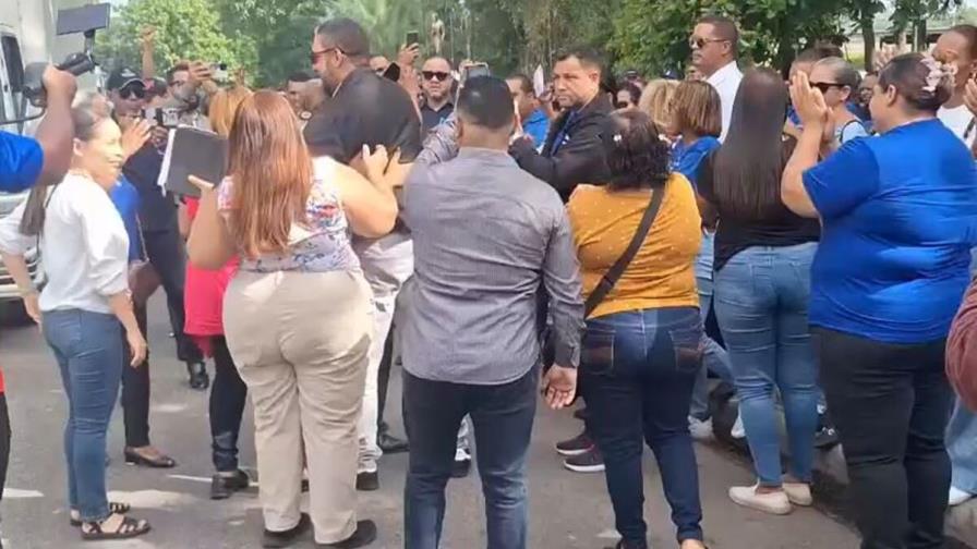 Padres y autoridades locales rechazan paro docente que afecta inicio del año escolar en Bonao Padres y autoridades locales rechazan paro docente que afecta inicio del año escolar en Bonao