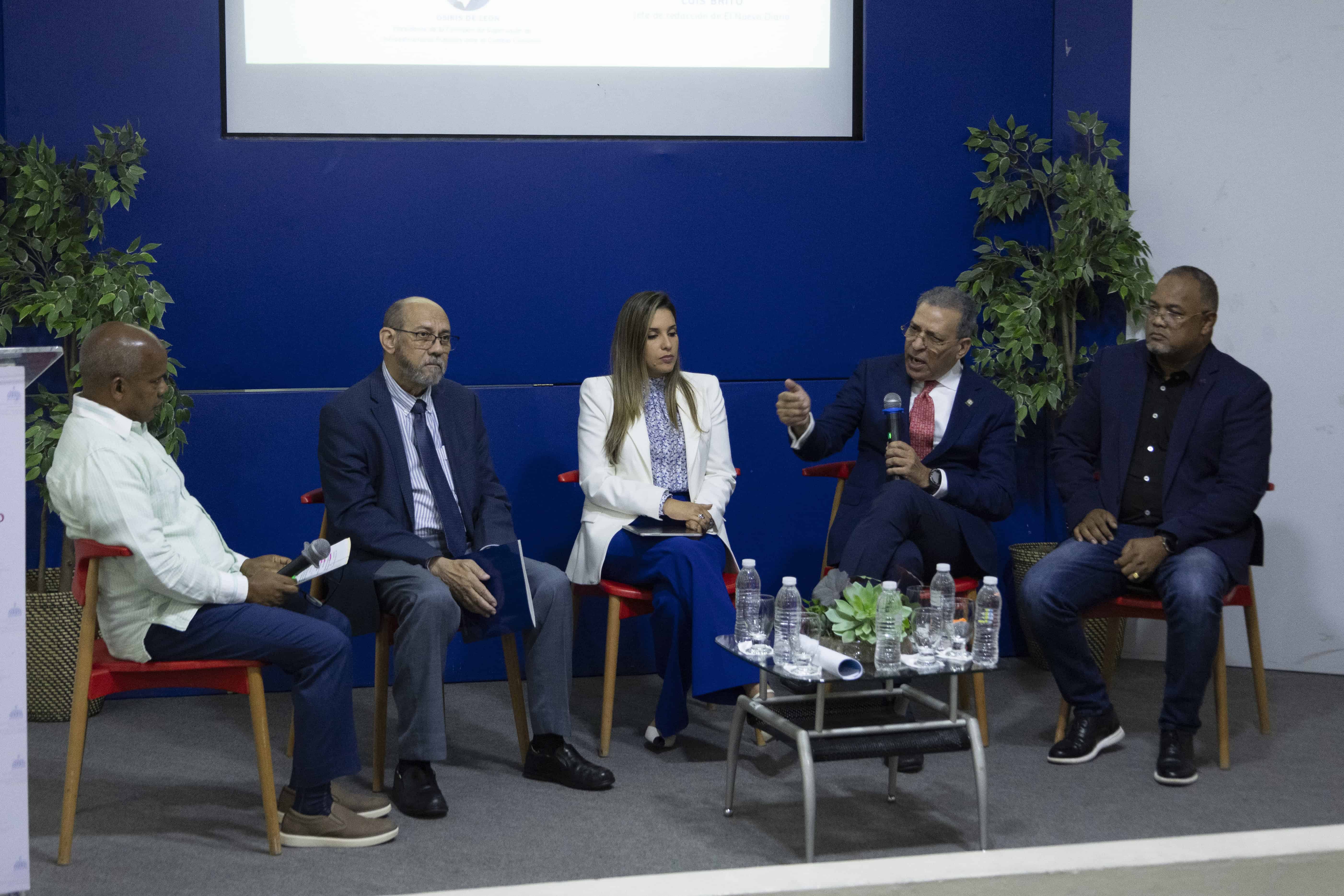 El segundo panel abordó el papel de la prensa en la prevención y en la estructura de las edificaciones, con la participación de Leonardo Reyes Madera, director de Onesvie; Annerys Meléndez, presidenta de ACOPROVI; y Osiris de León, presidente de la Comisión de Supervisión de Infraestructuras Públicas ante el Cambio Climático. Este segmento fue moderado por Luis Brito, jefe de redacción de El Nuevo Diario.