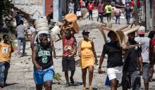 Cientos de desplazados en Haití intentan regresar a sus hogares tras retirarse las bandas
