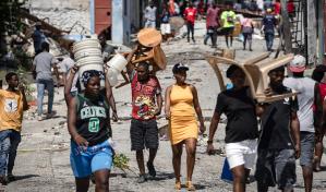 Cientos de desplazados en Haití intentan regresar a sus hogares tras retirarse las bandas