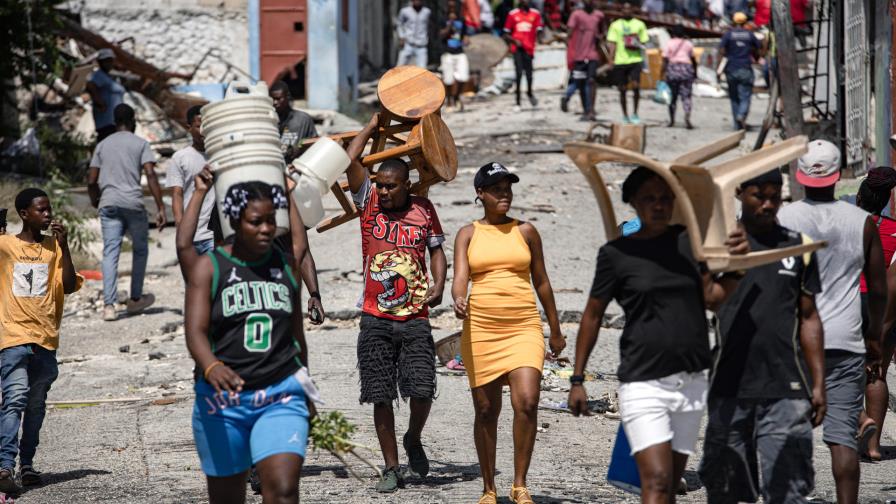 Cientos de desplazados en Haití intentan regresar a sus hogares tras retirarse las bandas Cientos de desplazados en Haití intentan regresar a sus hogares tras retirarse las bandas