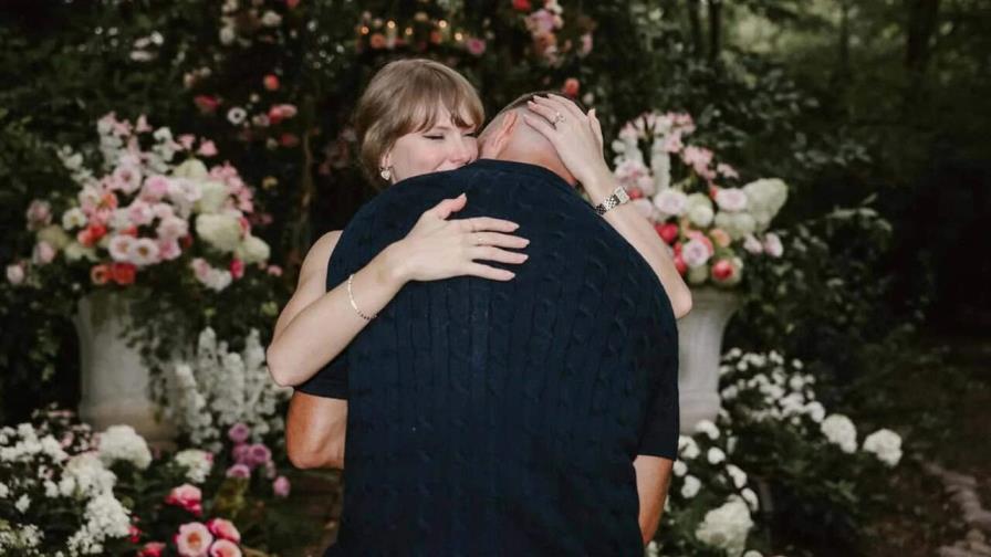 El vestido que Taylor Swift luce en las fotos de su compromiso se agota en ventas El vestido que Taylor Swift luce en las fotos de su compromiso se agota en ventas
