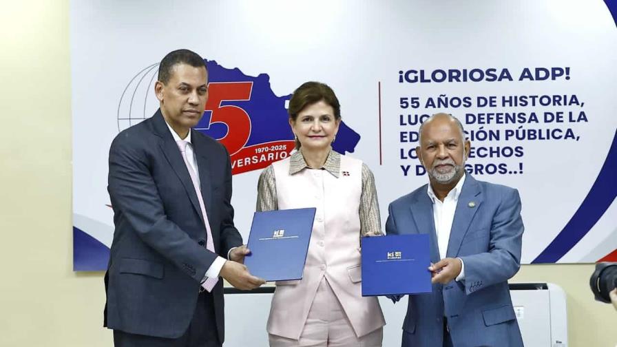 Entregarán 1,444 becas a profesores para que reciban formación tecnológica a nivel medio y avanzado Entregarán 1,444 becas a profesores para que reciban formación tecnológica a nivel medio y avanzado