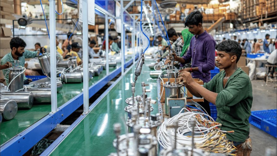 Entran en vigor los aranceles adicionales de EE. UU. a la India por su compra de crudo ruso Entran en vigor los aranceles adicionales de EE. UU. a la India por su compra de crudo ruso