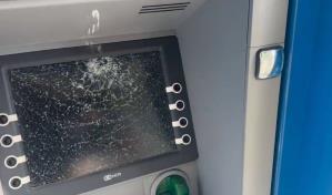 Un hombre destruyó un cajero automático en sede de la Policía en Santiago