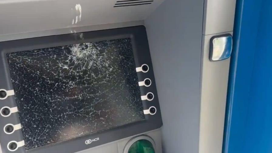 Un hombre destruyó un cajero automático en sede de la Policía en Santiago
