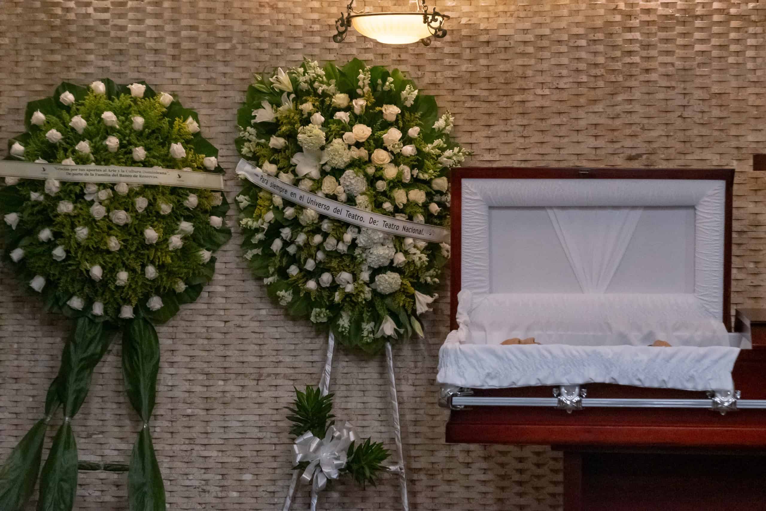 Los restos del laureado artista dominicano son velados en la Funeraria Blandino de la avenida Abraham Lincoln.