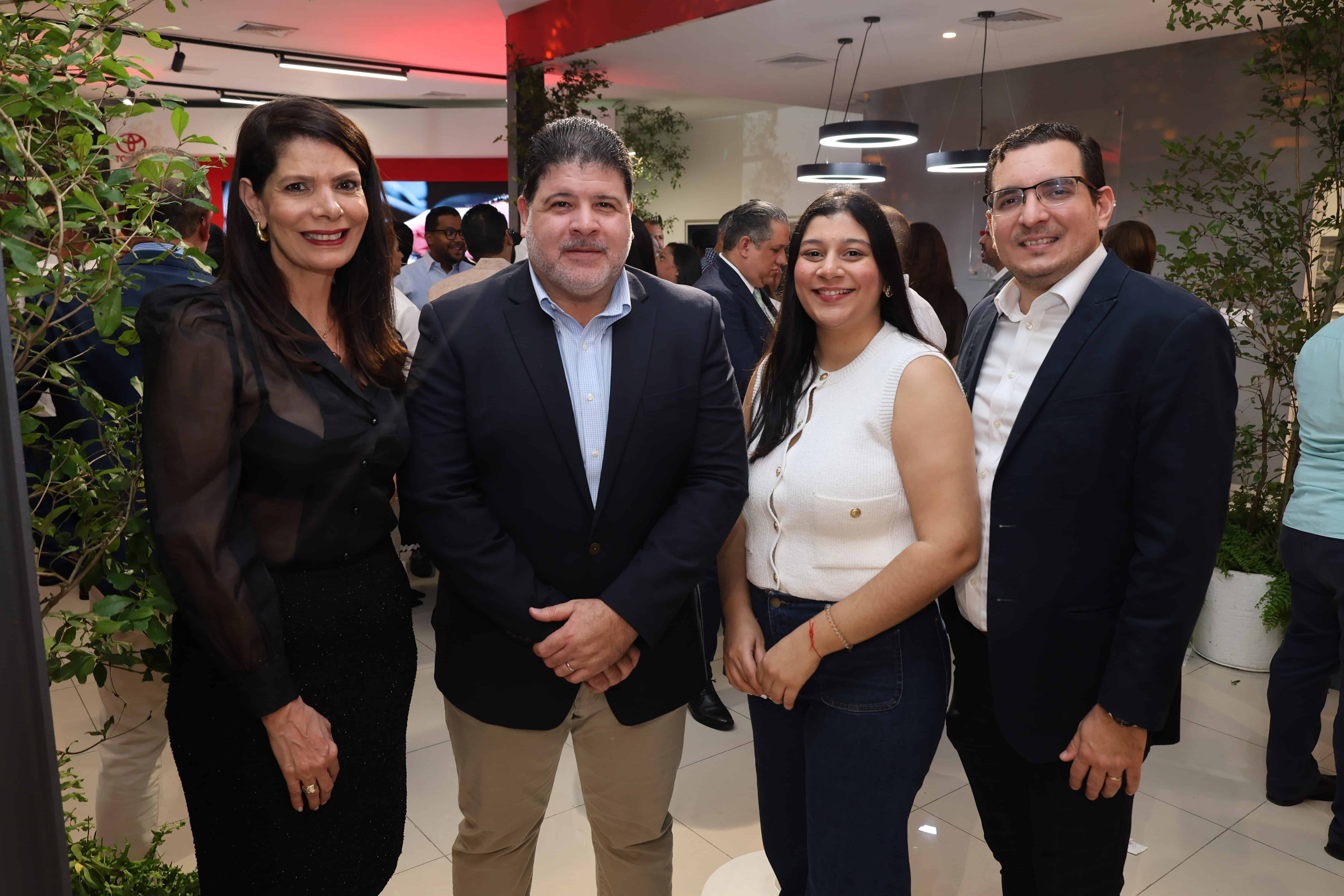 Laura Longo, Harold Abbott, Andrea Mercedes y Ricardo Schiffino.<br>
