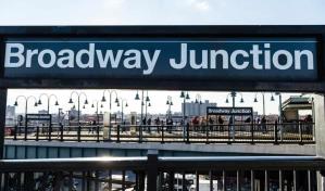 Hombre empuja y golpea a un anciano de 85 años en el tren de Nueva York