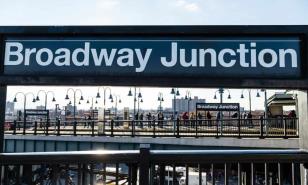 Hombre empuja y golpea a un anciano de 85 años en el tren de Nueva York