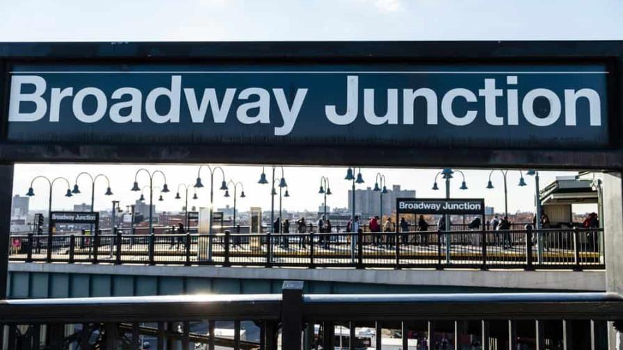 Hombre empuja y golpea a un anciano de 85 años en el tren de Nueva York Hombre empuja y golpea a un anciano de 85 años en el tren de Nueva York