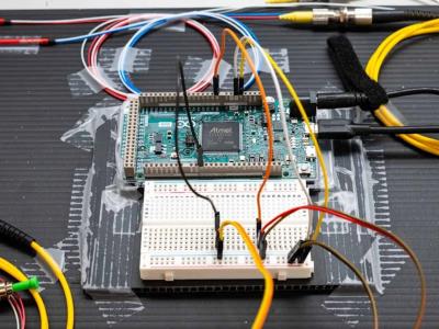 Envían señales cuánticas a través de cables de fibra óptica