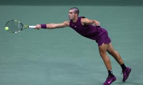 Alcaraz avanza y Djokovic evita caída en el Abierto de EE. UU.