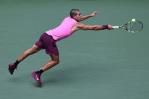 Carlos Alcaraz pasa a octavos del US Open con un susto en la rodilla