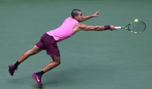 Carlos Alcaraz pasa a octavos del US Open con un susto en la rodilla