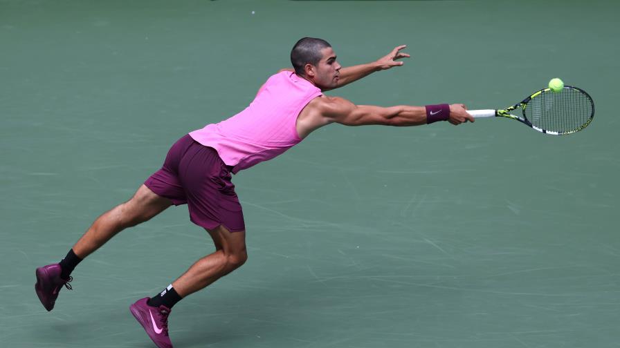 Carlos Alcaraz pasa a octavos del US Open con un susto en la rodilla Carlos Alcaraz pasa a octavos del US Open con un susto en la rodilla