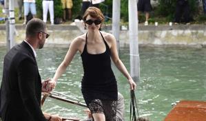 Emma Stone deslumbra en Venecia con Bugonia y reconoce que cree en los extraterrestres
