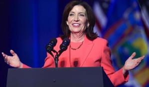 Gobernadora demócrata de Nueva York evita la deportación de un emigrante de Laos