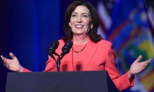 Gobernadora demócrata de Nueva York evita la deportación de un emigrante de Laos