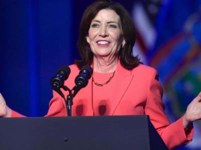 Gobernadora de NY evita deportación de emigrante de Laos