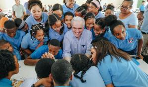 Ministro De Camps motiva a estudiantes en inicio del año escolar en San Cristóbal