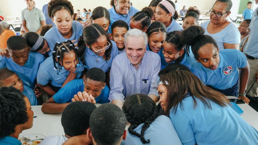 Ministro De Camps motiva a estudiantes en inicio del año escolar en San Cristóbal Ministro De Camps motiva a estudiantes en inicio del año escolar en San Cristóbal
