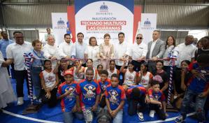 Vicepresidenta Raquel Peña y ministro Kelvin Cruz entregaron el multiuso en Las Guáranas