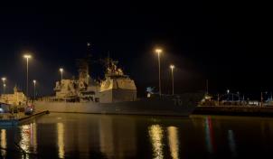 Buque lanzamisiles de EE. UU.  ingresa al canal de Panamá rumbo al Caribe