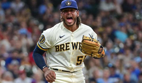 Freddy Peralta, el as dominicano que calienta el mercado de cambios en Grandes Ligas