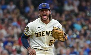 Freddy Peralta confirma que no estar&aacute; en el Cl&aacute;sico Mundial de B&eacute;isbol