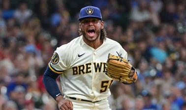 Freddy Peralta confirma que no estar&aacute; en el Cl&aacute;sico Mundial de B&eacute;isbol