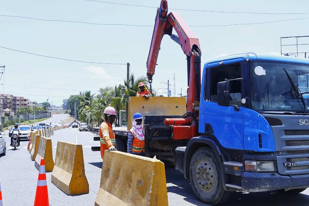 Desvío hacia el carril izquierdo del paso a desnivel.